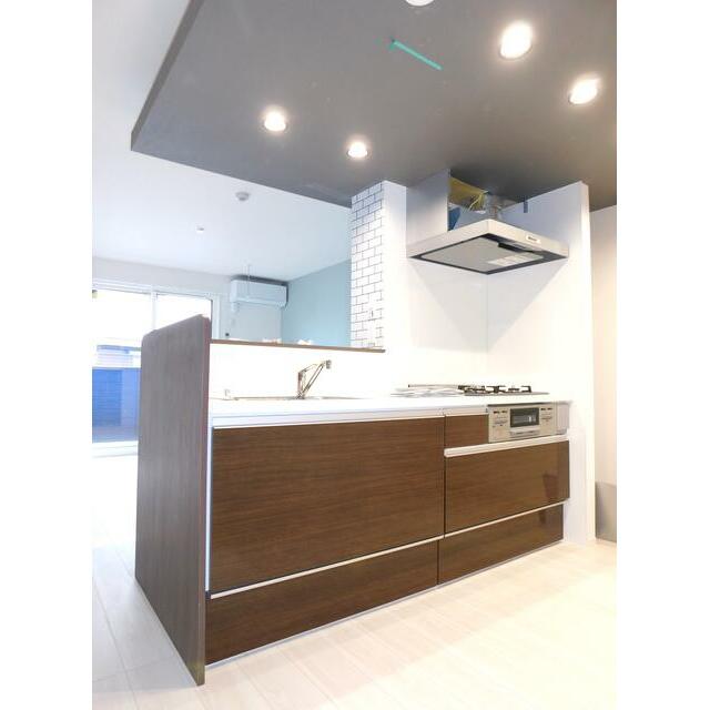 キッチン　３口ガスコンロ・グリル付システムキッチン（建築中の写真）