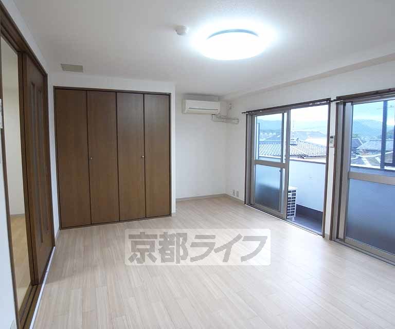居室・リビング　窓の大きな横長のお部屋です。