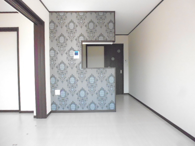 居室・リビング　ＬＤＫ１０．３帖※クロスの仕様が異なる場合がございます。