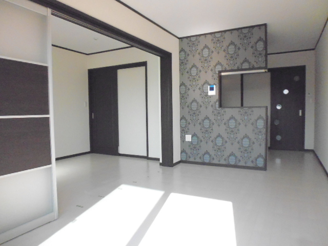 居室・リビング　ＬＤＫ１０．３帖※クロスの仕様が異なる場合がございます。