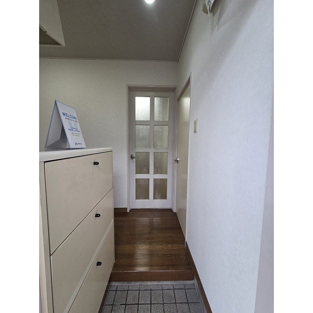 玄関　白を基調とした内装