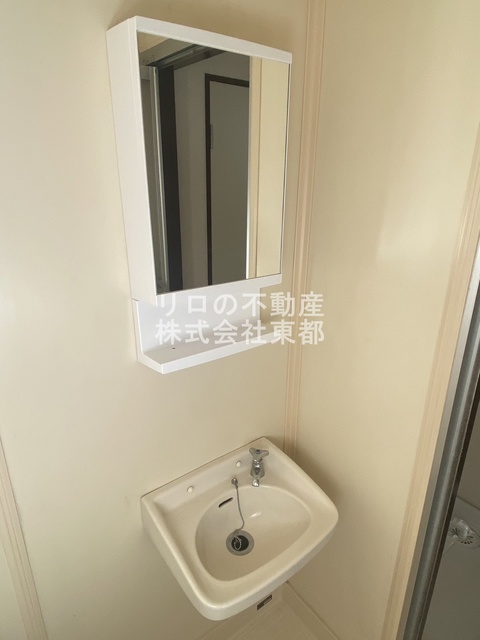洗面設備　鏡付の洗面ボウルなので、洗顔するときに便利ですね☆