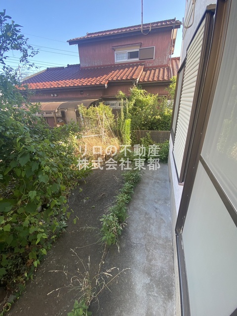 バルコニー　テラスがあるので洗濯物を太陽の下で干すことができます♪