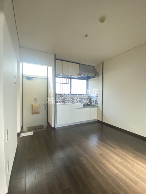 居室・リビング　ダイニングテーブルを置いたり自由にレイアウトできます☆