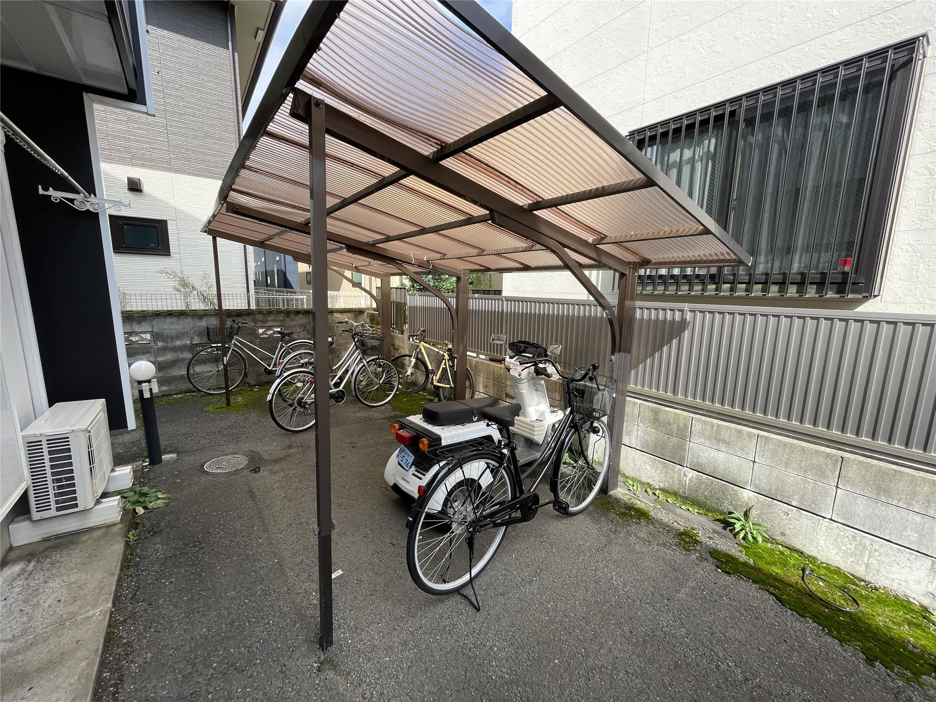 その他　屋根付き駐輪場があります