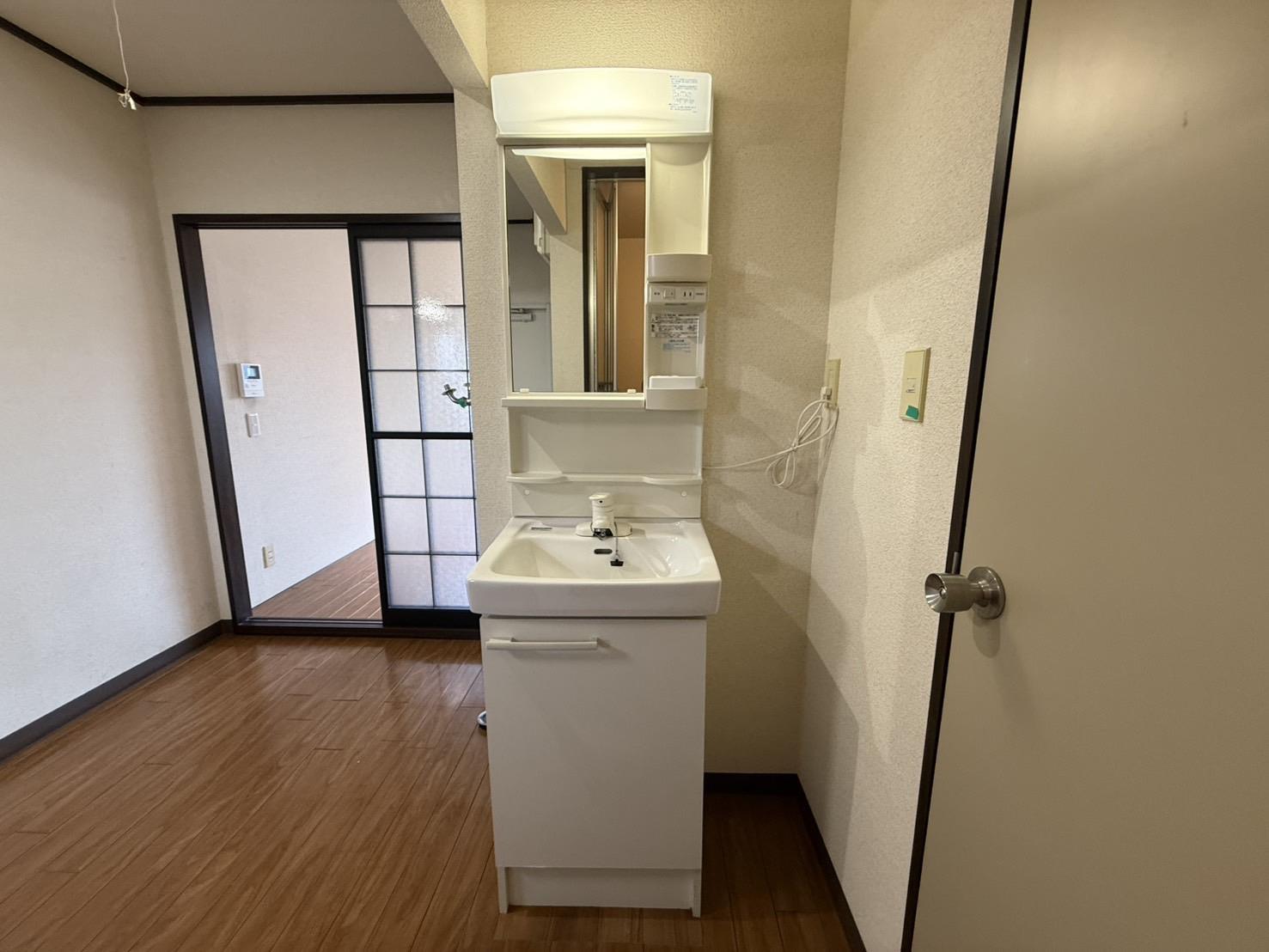 洗面設備　独立洗面台が付いています(別部屋参考写真)