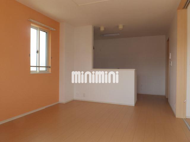 居室・リビング　お洒落なアクセントクロスのリビングです