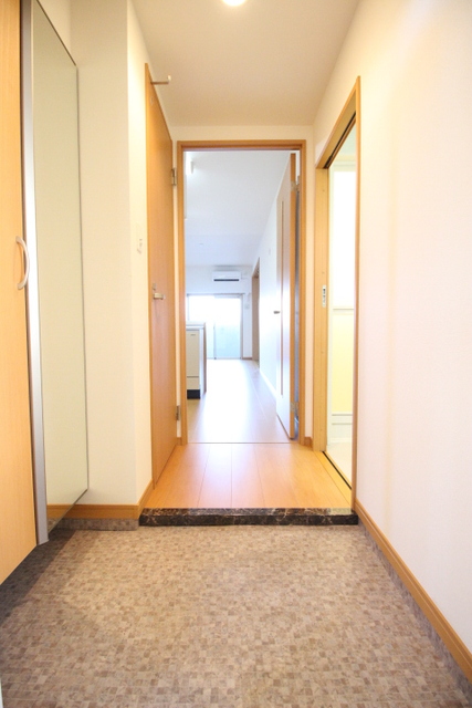 玄関　姿見があるので、出かける前にチェックできます。