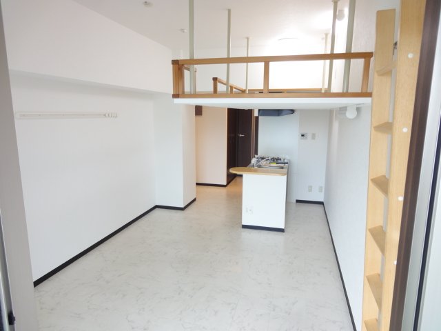 居室・リビング　同物件、別号室のものです。