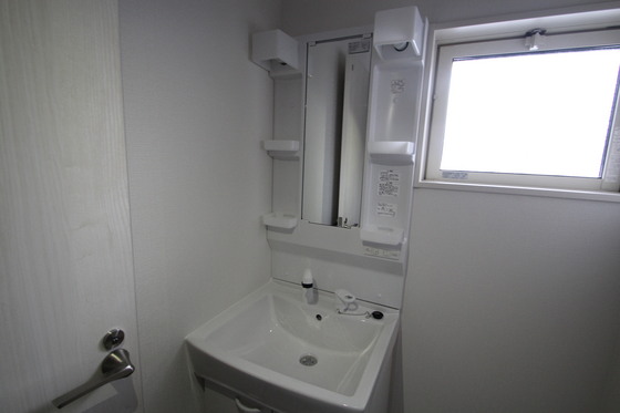 洗面設備　掲載写真は同マンション別部屋参考写真となります。