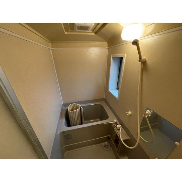 バス・シャワールーム　浴室にも窓があり換気できます