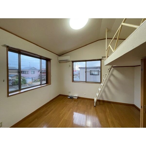 居室・リビング　8.3帖の洋室