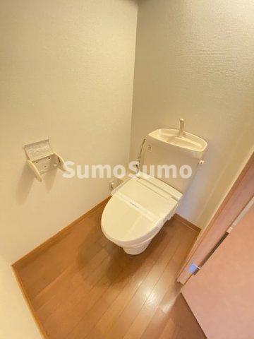 トイレ　落ち着いた色調のトイレです