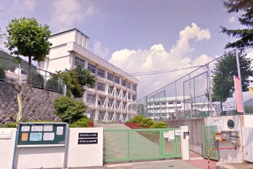 小学校　神戸市立谷上小学校（小学校）まで822m