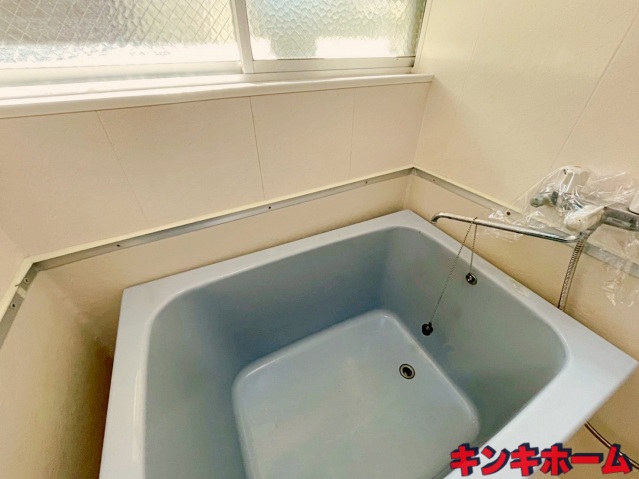 バス・シャワールーム　バスルームには窓有