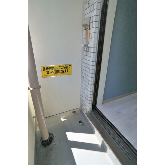 バルコニー　洗濯機置き場になります。