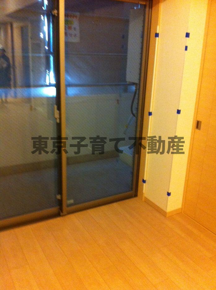 居室・リビング　※別部屋の反転タイプとなります。床材、建具の色も異なりますの