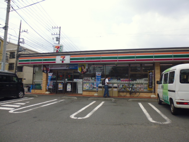 コンビニ　セブンイレブン（コンビニ）まで546m