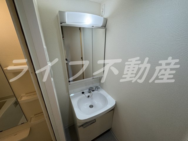 洗面設備　独立洗面台、小物を置くことができて便利です