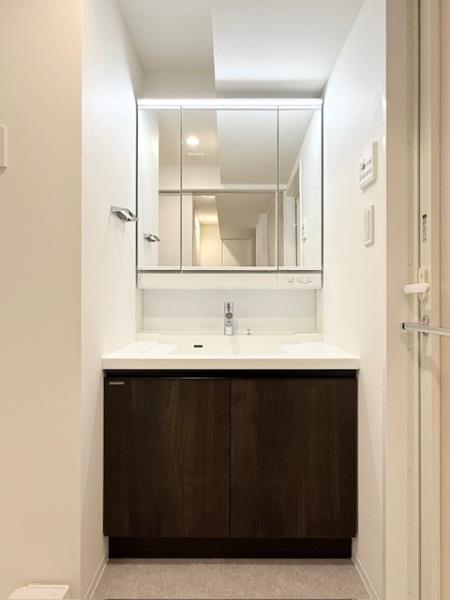 洗面設備　ゆったりとスペースのある洗面所