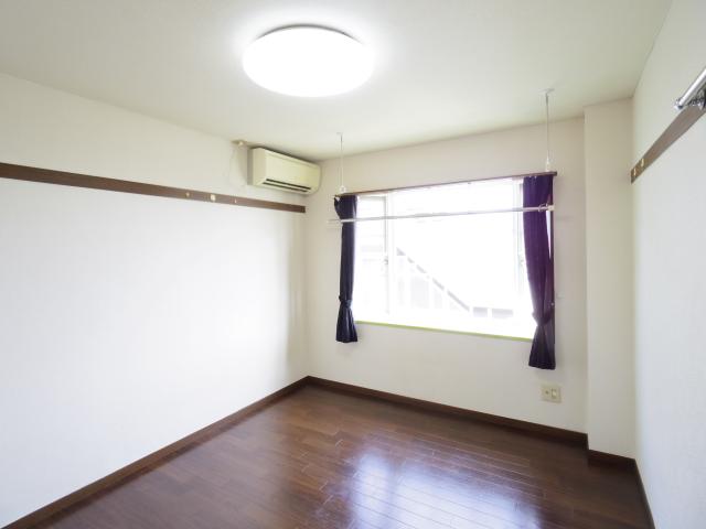 居室・リビング　こちらの居間で趣味の時間をお楽しみください