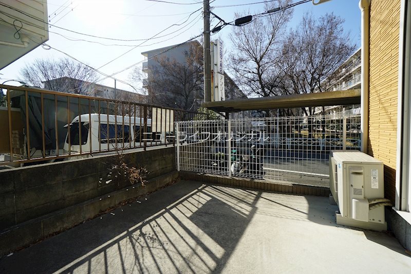 バルコニー　1階はテラスは南向きです