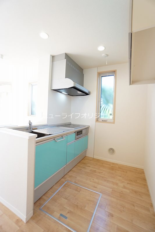 キッチン　アクセントパネルが爽やかなキッチン　ＩＨ３口コンロ・グリル付