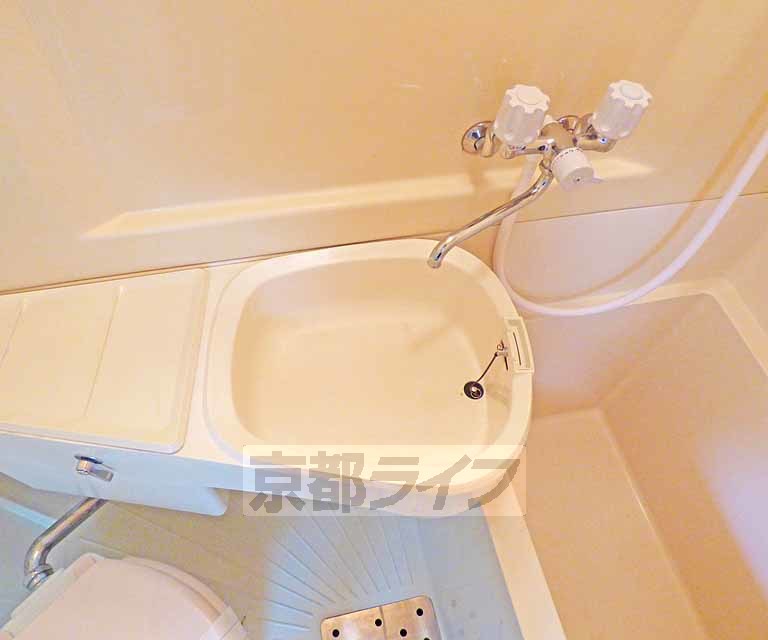 洗面設備　綺麗な洗面台です。