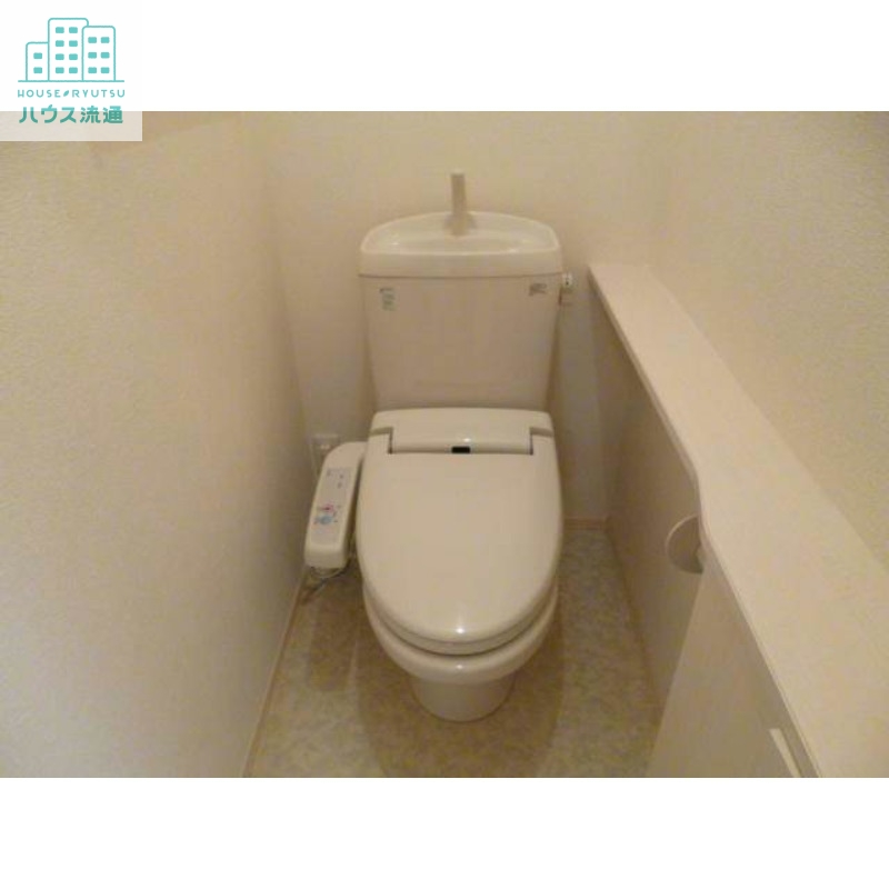 トイレ　＊写真は別号室です