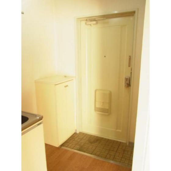 玄関　※別号室の写真です