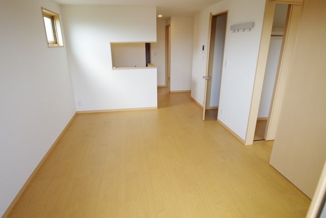 居室・リビング　☆２面採光・明るいリビングダイニング・フローリングの色合い…