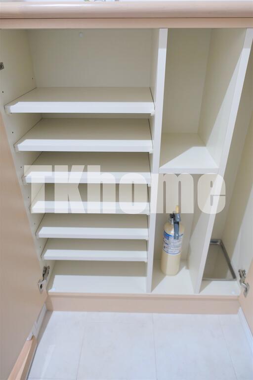 玄関　(同マンション・別室参考写真)