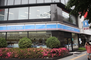 コンビニ　ローソン 上野五丁目昭和通店（コンビニ）まで297m