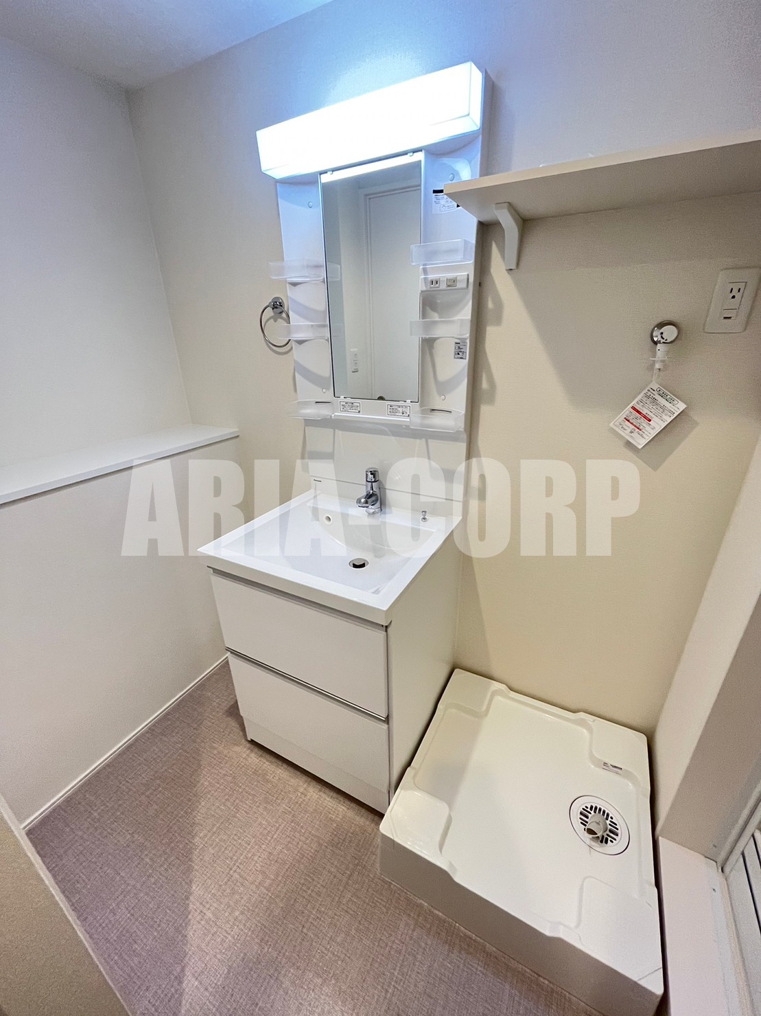 洗面設備　独立洗面台付！シャワーヘッドタイプで洗髪や手入れに◎です