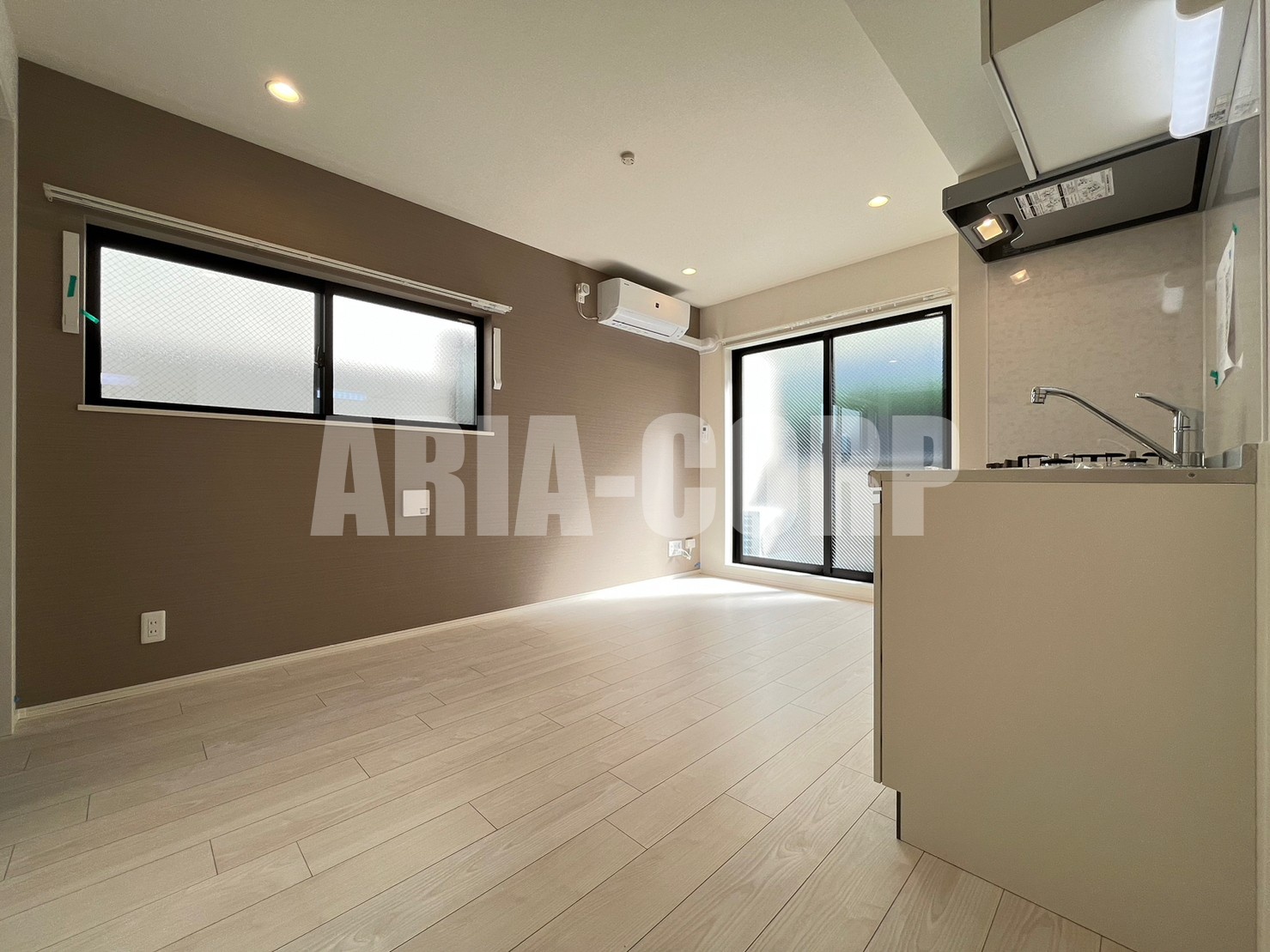 居室・リビング　白を基調としたお洒落なお部屋！角部屋で嬉しい窓付き！