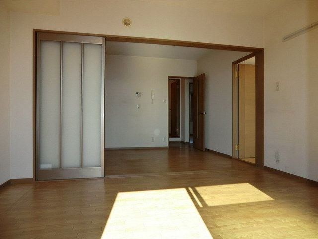 居室・リビング　日当り良好南向き洋室