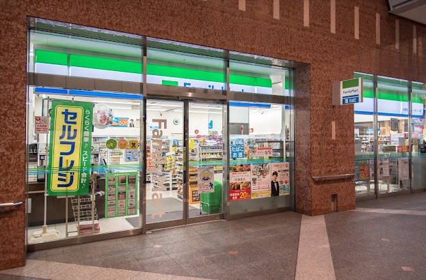 コンビニ　ファミリーマート 中野坂上ハーモニー店（コンビニ）まで203m