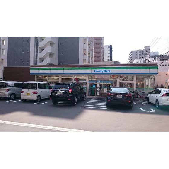 コンビニ　ファミリーマート博多駅南三丁目店（コンビニ）まで296m