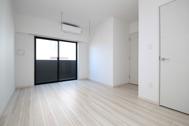 居室・リビング　実際のお部屋のフローリングは茶色となります。