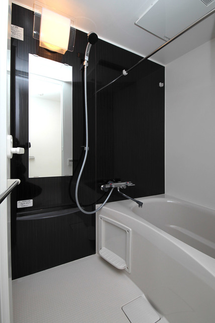 バス・シャワールーム　実際のお部屋のフローリングは茶色となります。