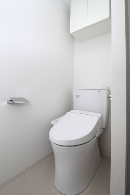 トイレ　実際のお部屋のフローリングは茶色となります。