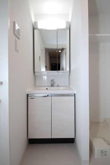 洗面設備　実際のお部屋のフローリングは茶色となります。実際のお部屋のフ