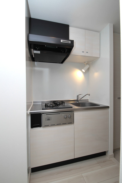 キッチン　実際のお部屋のフローリングは茶色となります。