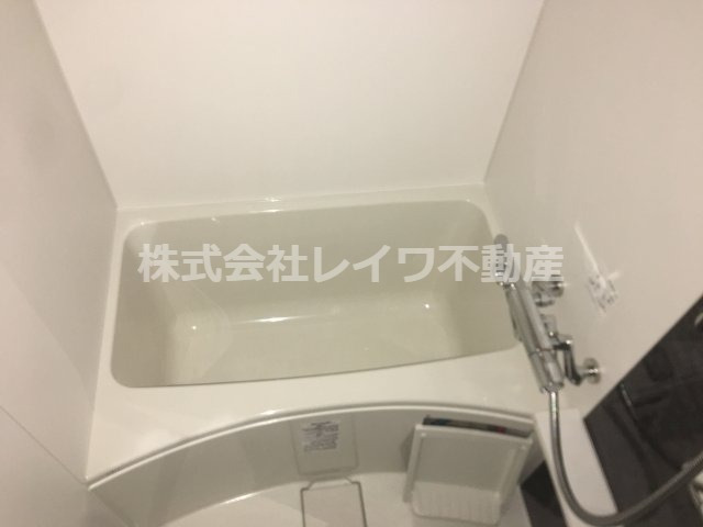 バス・シャワールーム　コンパクトで使いやすいお風呂です