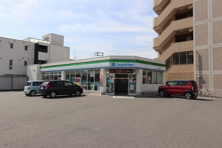 コンビニ　ファミリーマート（コンビニ）まで1021m