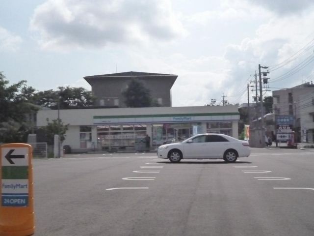 コンビニ　ファミリーマート（コンビニ）まで470m