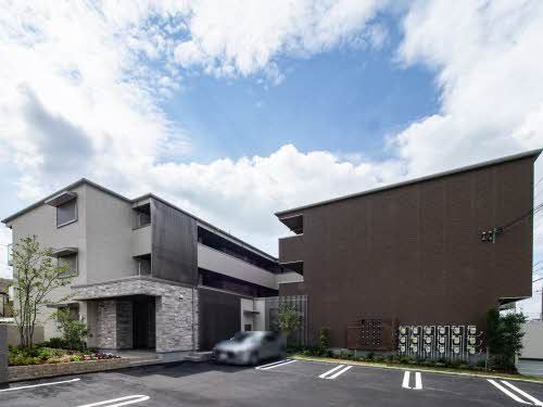 建物外観　積水ハウス施工・重量鉄骨造３階建て