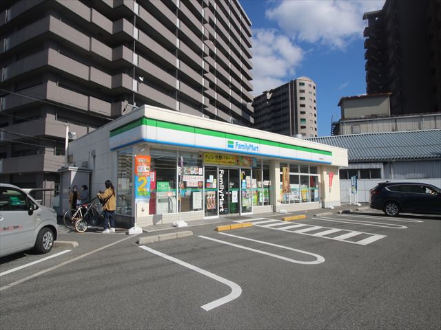 コンビニ　ファミリーマート西条御条町店（コンビニ）まで323m
