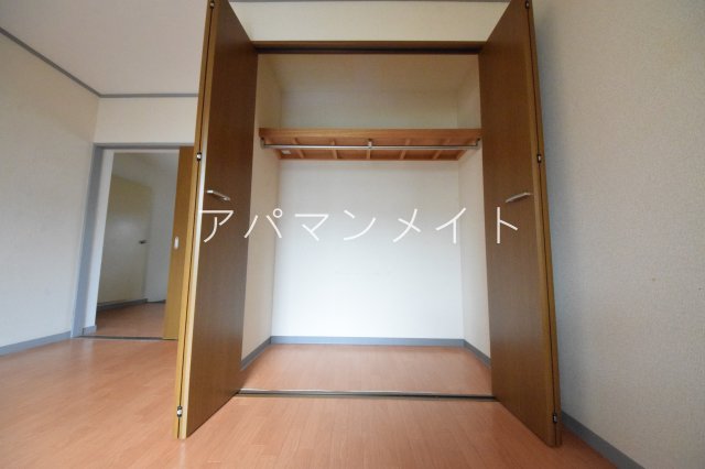 収納　全居室に収納あります