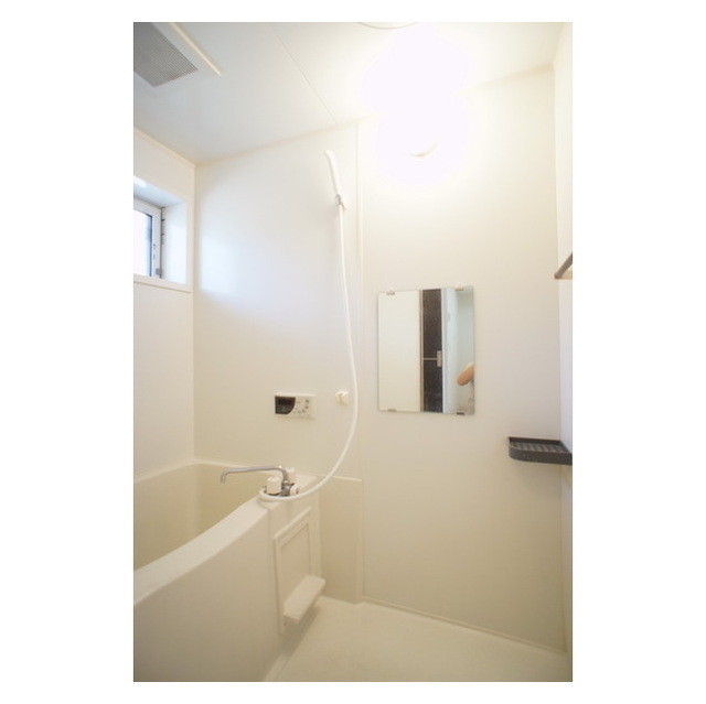 バス・シャワールーム　小窓は日中の換気に便利ですね